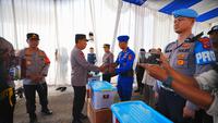 Wujud Empati, Kapolri Beri Bantuan kepada Anggota Polisi Korban Bencana di Sumbar