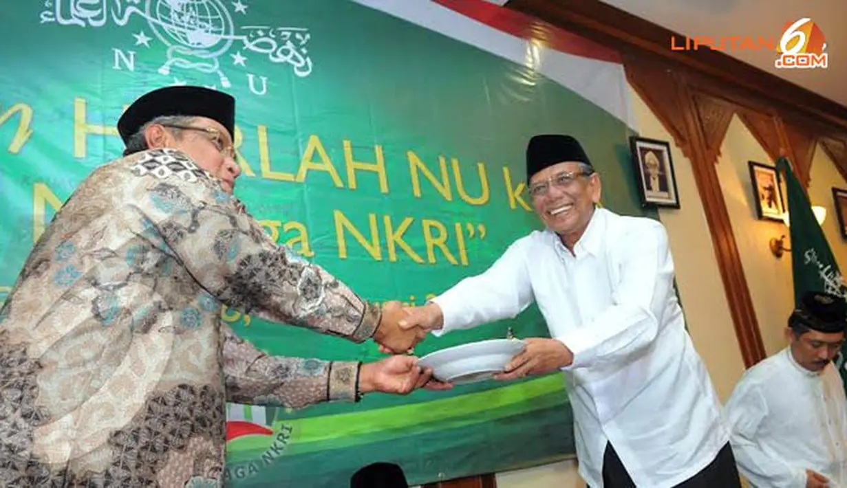 Ketua PNBU Said Agil Siraj memberikan potongan tumpeng kepada KH Hayim Muzadi (Liputan6.com/Faisal R Syam).
