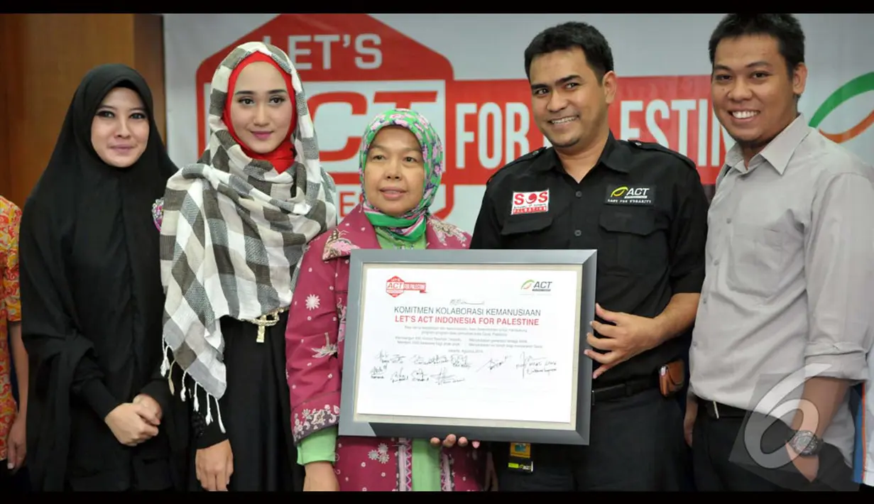 Peggy Melati Sukma dan Dian Pelangi mengaku prihatin dengan kondisi warga Palestina di Gaza. Mereka tergerak untuk mengajak kawan-kawan yang lain untuk peduli kepada Palestina, Selasa (12/8/2014) (Liputan6.com/Panji Diksana)