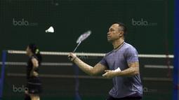 Pelatih Bulutangkis Indonesia, Rexy Mainaky tengah berlatih dengan anak asuhnya di Cipayung, Jakarta Timur, Senin (14/8/2017). Tim Bulutangkis akan menghadapi dua event besar yaitu SEA Games 2017 dan BWF World Championship. (Bola.com/Nicklas Hanoatubun)