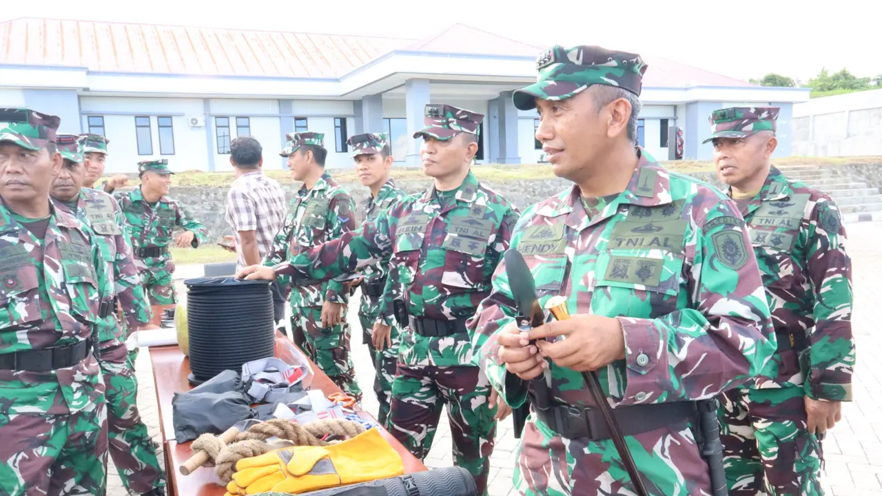 Dansatdik 4 Manado Kodiklatal saat melakukan pengecekan mulai dari perlengkapan para pelatih, siswa sampai pendukung yang digunakan dalam Latihan Praktek.