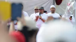 Politikus senior, Amien Rais menghadiri kegiatan jalan sehat di kawasan Jakarta Pusat, Sabtu (2/2).  Acara yang digelar oleh relawan Roemah Djoeang Prabowo-Sandiaga ini mengambil rute dari Irti Monas menuju Lapangan Banteng (Liputan6.com/Herman Zakharia)