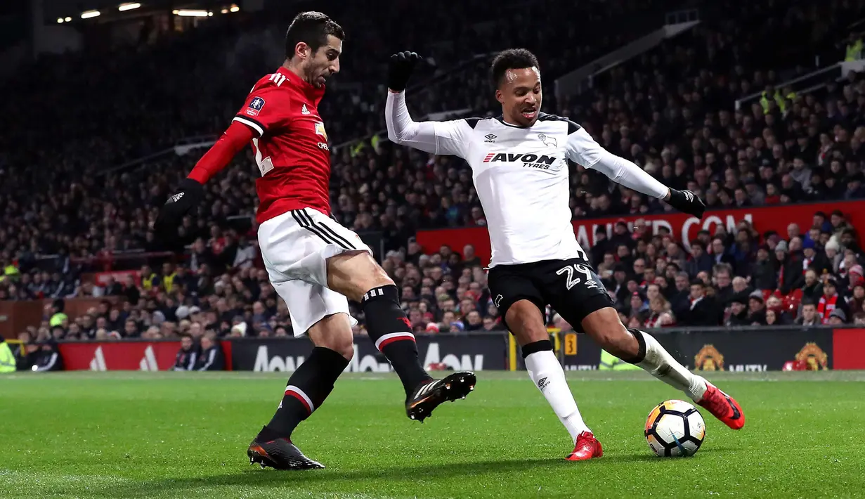 Gelandang Manchester United, Henrikh Mkhitaryan berusaha menghalau bola tendangan pemain Derby County, Marcus Olsson saat bertanding pada babak tiga Piala FA di Old Trafford, Inggris (5/1). MU menang 2-0 atas Derby County. (Martin Rickett/PA via AP)