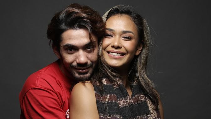 Romantisme Reza Rahadian dan Adinia Wirasti Bikin Baper 