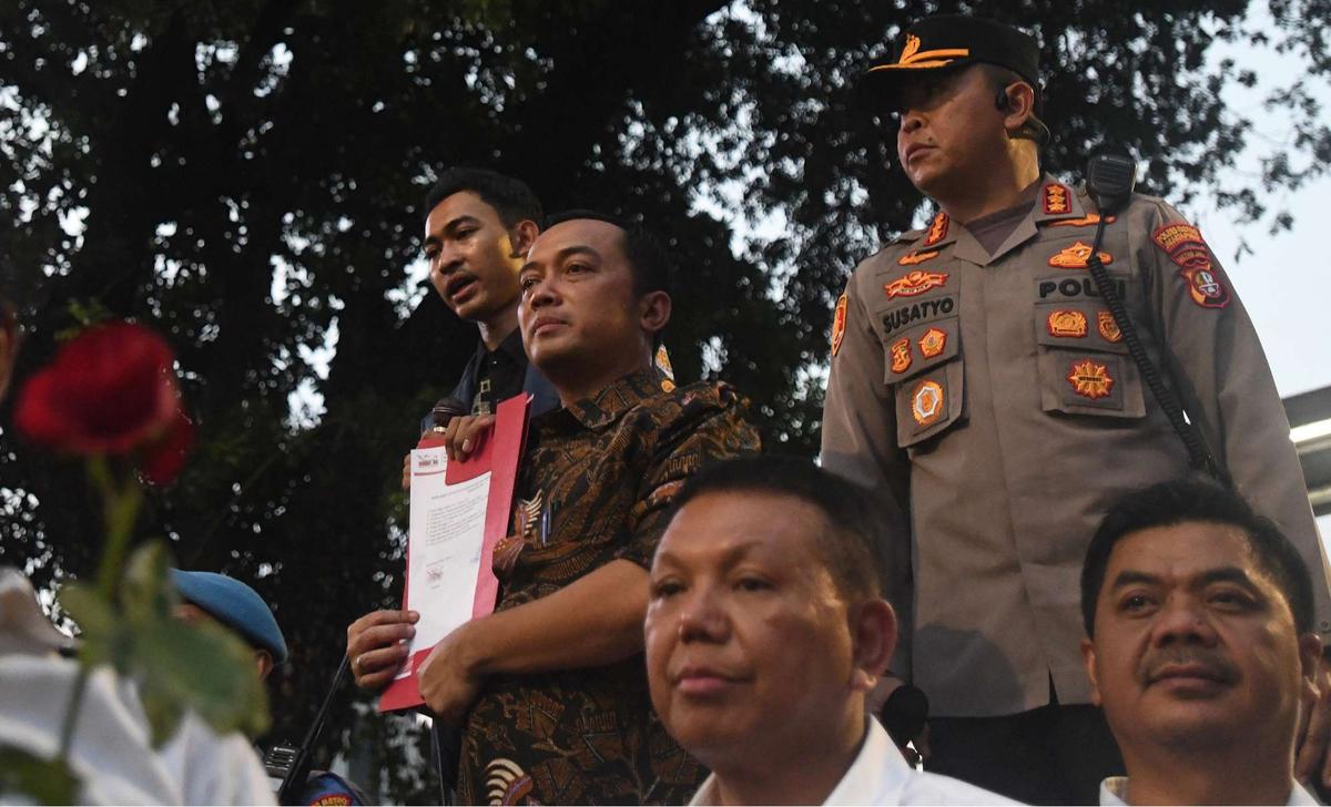 Mensesneg temui mahasiswa di aksi Indonesia Gelap