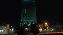 Para pekerja melakukan proses pembongkaran gedung Bank Panin di Bintaro, Pondok Aren, Tangerang Selatan, Jumat (14/10). Pembebanan mengunakan bahan pasir seberat 150 ton. (Liputan6.com/Helmi Afandi)