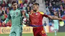 Striker Portugal, Andre Silva, berebut bola dengan bek Andorra, Moises San Nicolas, pada laga kualifikasi Piala Dunia 2018 di Stadion Municipal, Sabtu (7/10/2017). Portugal menang 2-0 atas Andorra. (AFP/Pascal Pavani)
