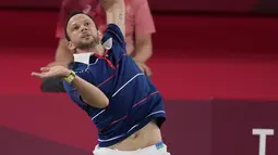 Pebulu tangkis Guatemala Kevin Cordon saat melawan Anthony Sinisuka Ginting dari Indonesia pada perebutan medali perunggu badminton tunggal putra Olimpiade Tokyo 2020 di Musashino Forest Sports Plaza, Senin (2/8/2021). Anthony Ginting menang 21-11 dan 21-13. (AP/Dita Alangkara)