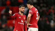 Gelandang Manchester United asal Portugal #08, Bruno Fernandes, berbicara dengan bek Manchester United asal Inggris #05, Harry Maguire (kanan), dalam pertandingan&nbsp;Premier League antara Manchester United dan Chelsea di Old Trafford, Manchester, Inggris barat laut, pada 20 September 2025. (Oli SCARFF/AFP)
