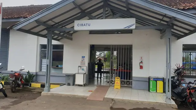 Stasiun Cibatu menjadi salah satu stasiun kereta api legendaris di Garut, Jawa Barat, yang masih bertahan sejak masa penjajahan Belanda hingga kini.