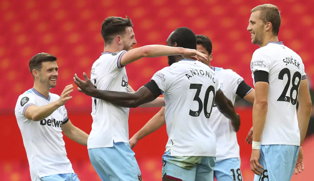 Pemain West Ham Michail Antonio (30) merayakan golnya ke gawang Manchester United pada pertandingan Liga Inggris di Old Trafford, Manchester, Inggris, Rabu (22/7/2020). Pertandingan berakhir dengan skor 1-1. (Cath Ivill/Pool via AP)
