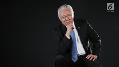 Menteri Perdagangan Enggartiasto Lukita berpose saat pemotretan dalam kunjungannya ke Kantor Liputan6  di SCTV Tower, Jakarta (4/5). Enggartiasto Lukita lahir di Cirebon, Jawa Barat, 12 Oktober 1951. (Liputan6.com/Herman Zakharia)