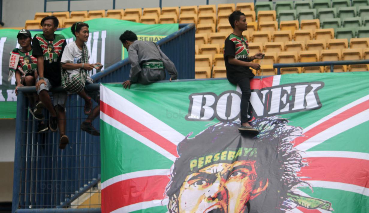 Bonek membentangkan spanduk khas Persebaya saat mendukung timnya melawan PSIS Semarang dalam laga perdana babak 8 besar Grup Y Liga 2 Indonesia di Stadion GBLA, Bandung, (15/11/2017). Persebaya menang atas PSIS Semang 1-0. (Bola.com/Ronald Seger)