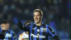 Gelandang Atalanta, Mario Pasalic melakukan selebrasi usai mencetak gol ke gawang Venezia pada pertandingan lanjutan Liga Serie A Italia di Stadion Gewis di Bergamo, Italia, Selasa (30/11/2021). Pasalic mencetak tiga gol dan mengantar Atalanta menang atas Venezia 4-0. (Spada/LaPresse via AP)