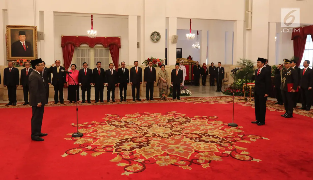 Suasana pelantikan Khatib Aam PBNU Yahya Cholil Staquf menjadi anggota Wantimpres RI di Istana Negara, Jakarta, Kamis (31/5). Yahya Cholil diangkat menjadi anggota Wantimpres menggantikan almarhum KH Hasyim Muzadi yang wafat. (liputan6.com/Angga Yuniar)