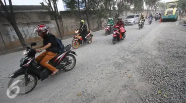 Kendaraan melintasi Jalan TB Simatupang yang berdebu akibat peninggian jalan di Jakarta, Kamis (20/10). Kondisi tersebut menyebabkan pengendara harus lebih berhati-hati karena jarak pandang yang terbatas. (Liputan6.com/Immanuel Antonius) 