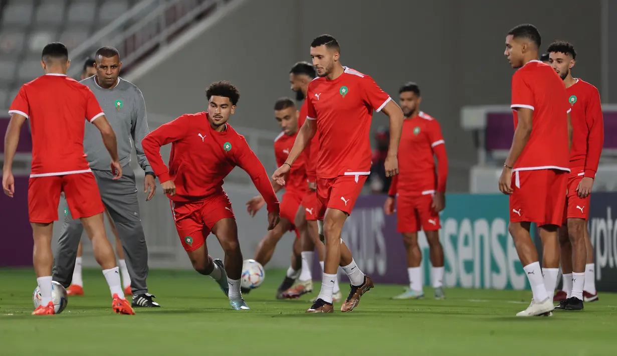 Para pemain Maroko mengikuti sesi latihan di Stadion Al Duhail SC di Doha, Jumat (9/12/2022). Timnas Maroko dan Timnas Portugal akan saling jegal di babak perempat final Piala Dunia 2022, Sabtu, 10 Desember 2022, jam 22:00 WIB. (KARIM JAAFAR / AFP)