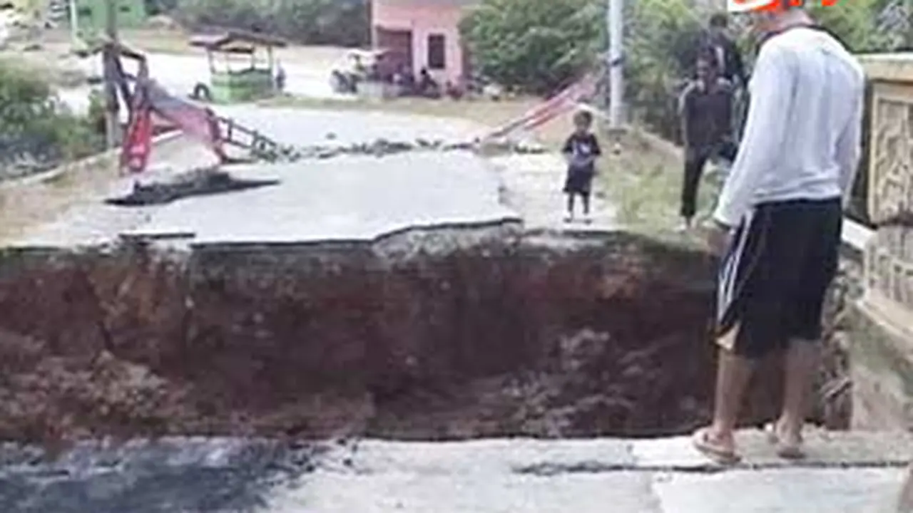 120406ajembatan-amblas.jpg