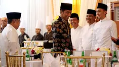Presiden Joko Widodo dan Wapres Jusuf Kalla menghadiri acara buka puasa bersama dengan pimpinan dan anggota DPR di Rumah Dinas Ketua DPR Bambang Soesatyo, di Jalan Widya Chandra, Jakarta,  Senin (28/5).(Liputan6.com/Johan Tallo)