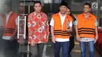 Dua tersangka, Bupati Hulu Sungai Tengah Abdul Latif (kiri) serta Direktur PT Indo Jaya dan PT Sarana Bangun Nusantara Hasmun Hamzah (kanan) berjalan keluar usai menjalani pemeriksaan di gedung KPK, Jakarta (23/3). (Merdeka.com/Dwi Narwoko)