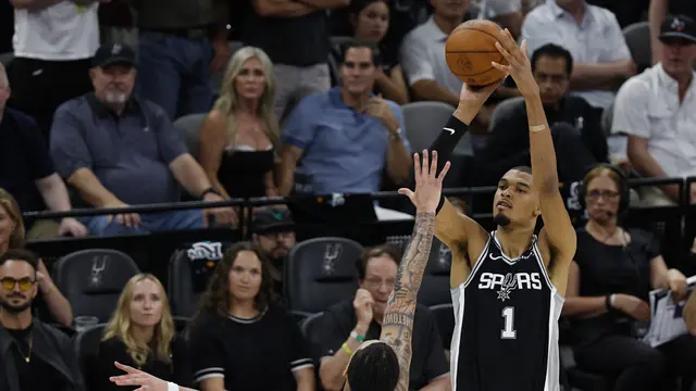 Victor Wembanyama menembakkan bola saat Spurs melawan Thunder di final Wilayah NBA game keenam 2026