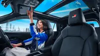 Wanita sedang mengendarai Yaris Cross Hybrid. (Foto: Istimewa)