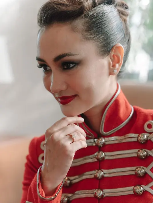 Terinspirasi salah satu pakaian yang dikenakan Raden Saleh semasa hidup, putri Ratna Sarumpaet melenggang ke karpet merah dan seketika memenangkan hati para pencinta mode. Mengenakan atasan lengan panjang merah dengan sejumlah kancing keemasan yang ditata sejajar kanan dan kiri lalu saling terkoneksi. Atasan ini dipadu dengan bawahan panjang yang mekar di bagian dasar. (Foto: Dok. Instagram @atiqahhasiholan).