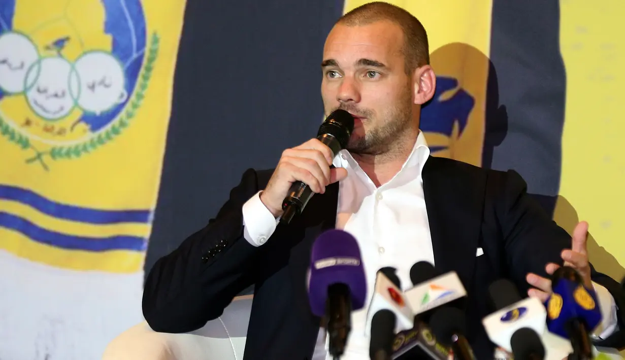 Pemain internasional Belanda Wesley Sneijder saat diperkenalkan sebagai pemain baru klub Qatar, Al Gharafa, di Doha, Senin (8/1). Sneijder pada musim panas lalu bergabung dengan klub Prancis, Nice, tetapi jarang mendapat kesempatan bermain. (STRINGER/AFP)