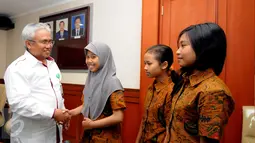 Direktur Pembinaan SD, Wowon Widaryat bersalaman dengan tim catur tingkat SD Indonesia di Kemendikbud Jakarta, Kamis (31/3/2016). Dirjen Dikdasmen Kemendikbud mengirim 6 siswa ke Asian Youth Chess Championships 2016. (Liputan6.com/Helmi Fithriansyah)