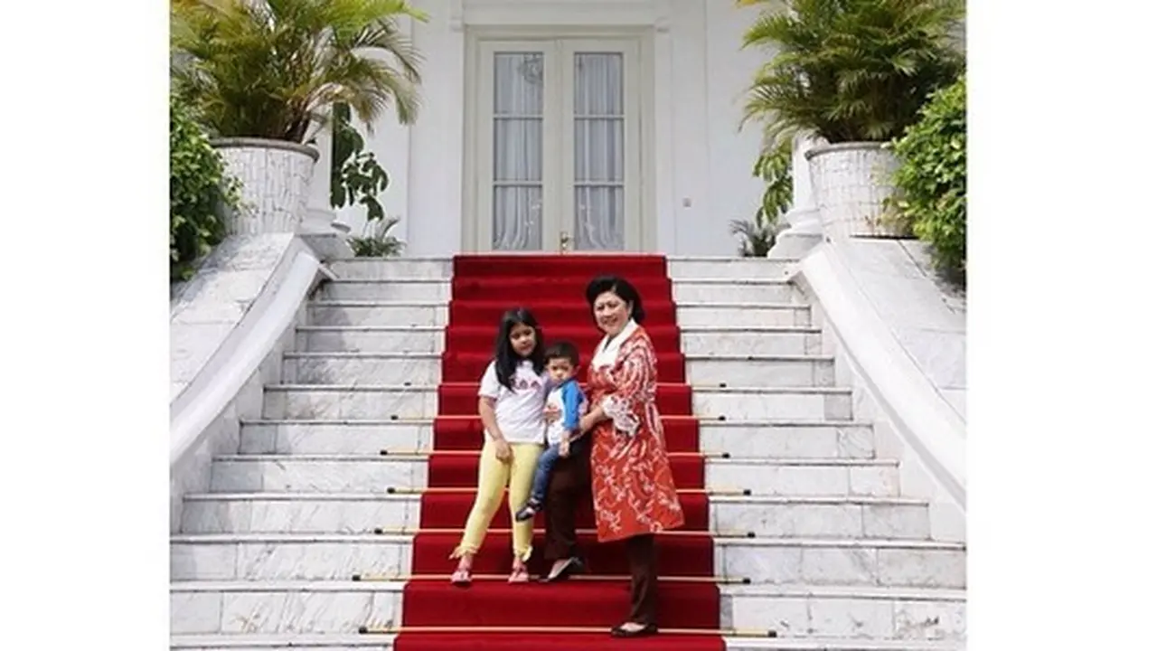 Gaya Ani Yudhoyono Saat Ngemong Cucu