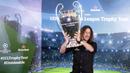 Legenda Barcelona, Carles Puyol, mengangkat trofi Liga Champions saat jumpa fans di Jakarta, Senin (11/3). Jumpa fans ini dalam rangka UEFA Champions League Trophy Tour di Indonesia. (Bola.com/Vitalis Yogi Trisna)