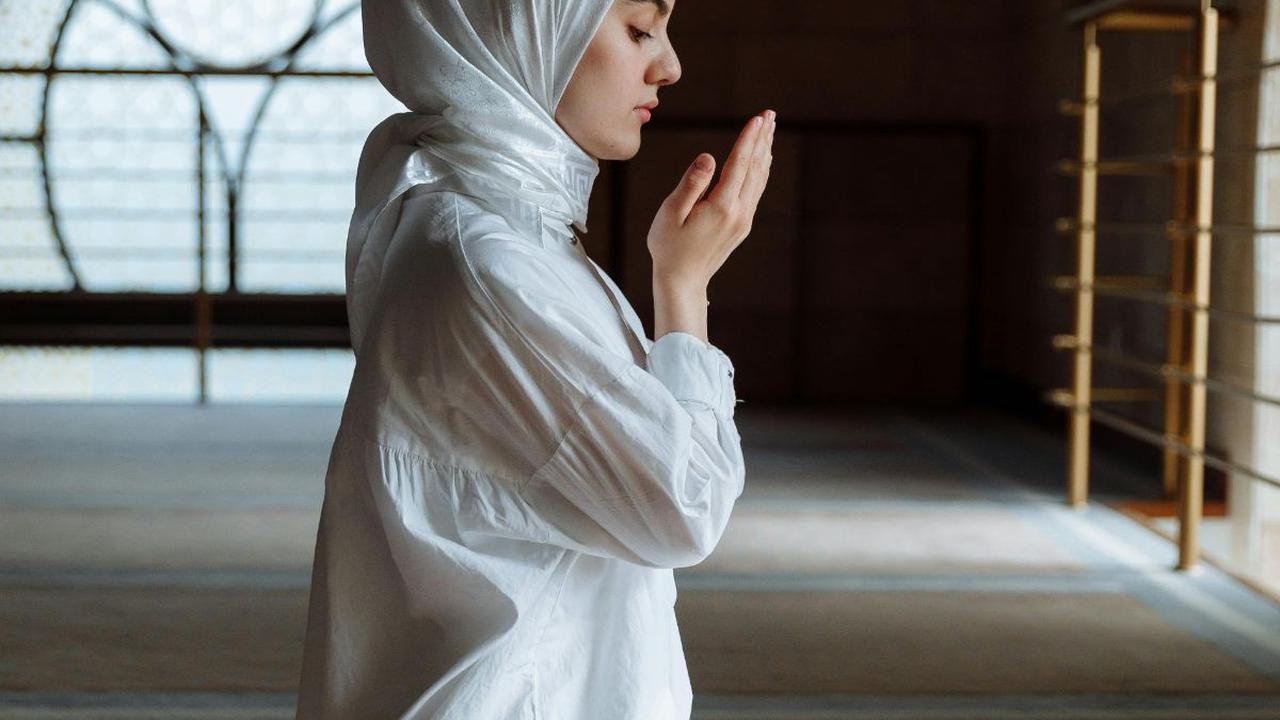Hukum Ziarah Kubur bagi Wanita, Perhatikan Tata Caranya yang Benar