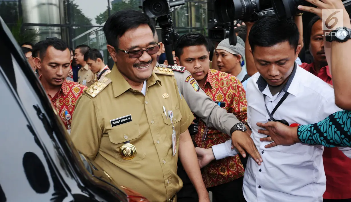 Gubernur DKI Jakarta Djarot Saiful Hidayat saat meninggalkan gedung KPK, Jakarta, Senin (25/9). Kedatangan Djarot untuk menandatangani nota kesepahaman (MoU) terkait pajak dan retribusi bersama KPK. (Liputan6.com/Helmi Fithriansyah)