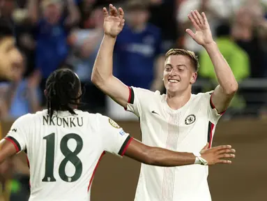 Pemain Chelsea, Liam Delap (kanan) melakukan selebrasi setelah mencetak gol ke gawang El Tunis dalam laga lanjutan Grup A Piala Dunia Antarklub 2025 di Lincoln Financial Field stadium, Philadelphia, Amerika Serikat, Rabu (25/06/2025) WIB. (AP Photo/Chris Szagola)