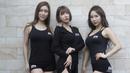 Tiga orang gadis ring One Championship berpose saat sesi foto di Hotel Century, Jakarta, Jumat (18/1). Ketiganya akan bertugas pada gelaran One Championship di Istora Senayan pada Sabtu (19/1) besok. (Bola.com/Vitalis Yogi Trisna)