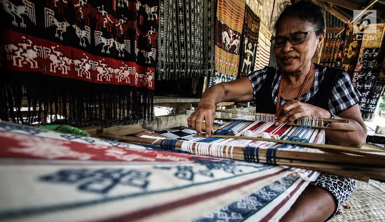 Mama Adriana Rambuadji membuat kain tenun di Desa Adat Prailiu, Sumba Timur, NTT, Sabtu (15/12). Kain tenun Sumba dijual dengan harga Rp 100 ribu hingga Rp 30 juta. (Liputan6.com/JohanTallo)