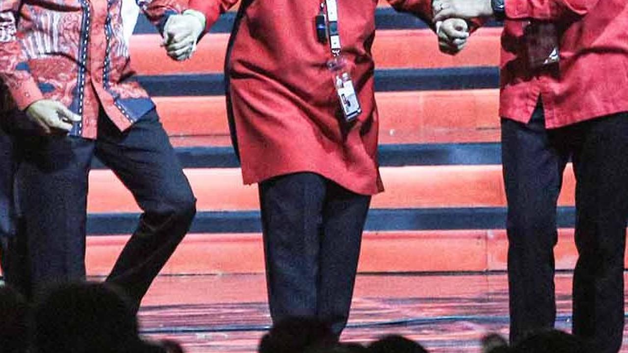 FOTO: Momen Megawati Digandeng Jokowi dan Ganjar di Rakernas PDIP, Disambut Riuh Ribuan Kader