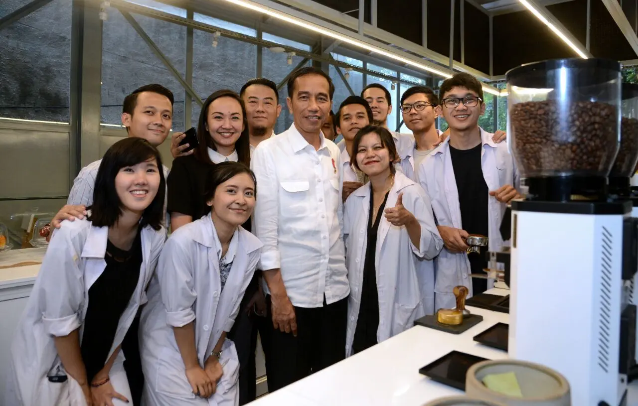 Presiden Jokowi bersama barista di Sejiwa Coffee, Kota Bandung, Senin (4/12/2017). (Biro Pers Setpres)