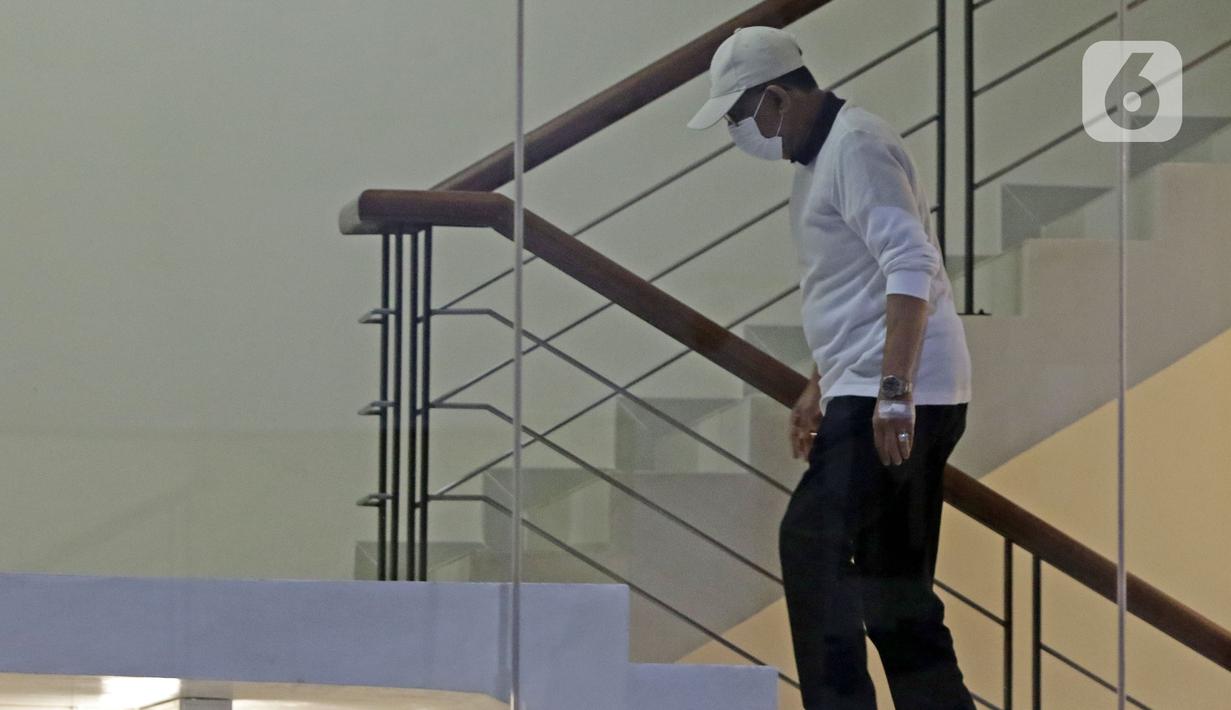 Wali Kota Ambon, Richard Louhenapessy menuju ruang pemeriksaan di Gedung KPK, Jakarta, Jumat (13/5/2022). Richard Louhenapessy akan menjalani pemeriksaan dugaan suap pemberian persetujuan izin prinsip pembangunan cabang usaha retail di Kota Ambon tahun 2020. (Liputan6.com/Helmi Fithriansyah)