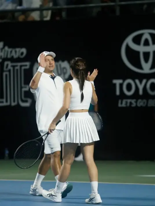 Wulan Guritno bermain tenis [Instagram/wulanguritno]