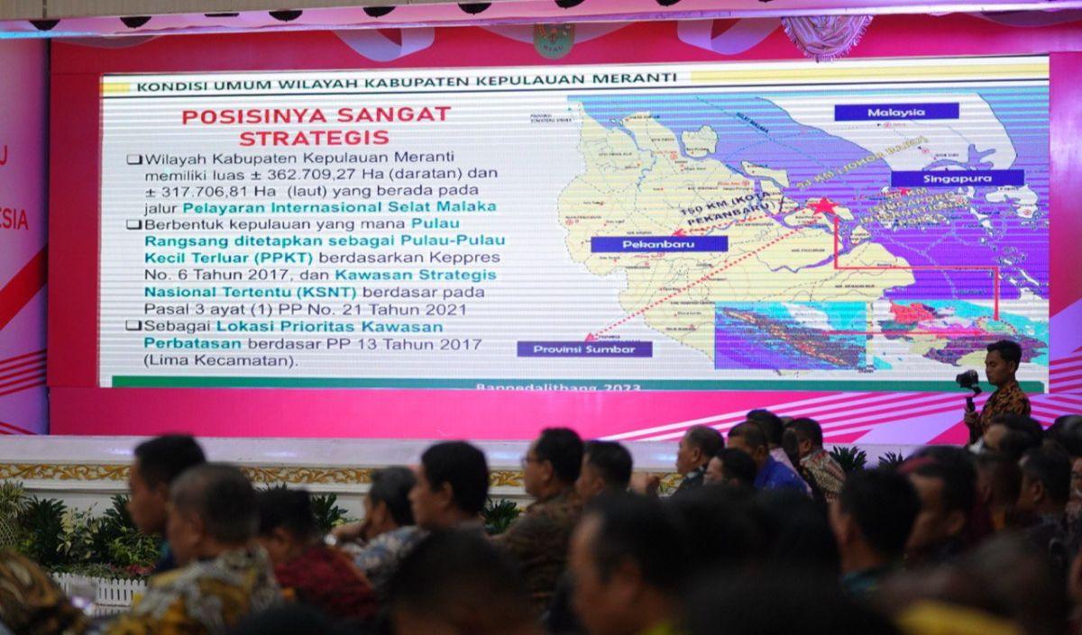 Bupati Pelalawan, Zukri Misran diberi kesempatan pertama untuk menyampaikan aspirasi masyarakatnya.