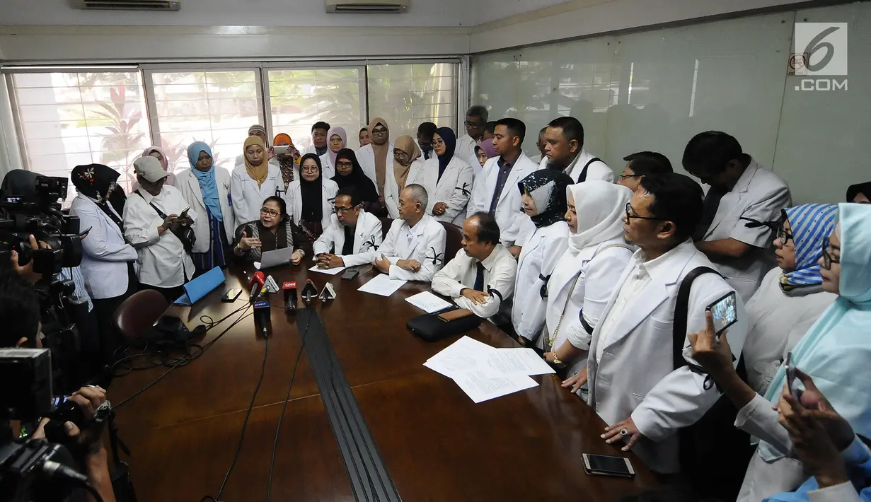 Pengacara Elza Syarief bersama Komunitas Kesehatan Peduli Bangsa memberi keterangan pers terkait meninggalnya petugas KPPS, Panwaslu, dan polisi saat Pemilu 2019, Jakarta, Kamis (9/5/2019). Puluhan dokter spesialis tersebut berasal dari berbagai institusi kesehatan. (Liputan6.com/Herman Zakharia)