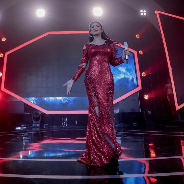 7 Potret Krisdayanti di Konser Bahhagia Anniversary Pertama Atta Aurel, Memesona