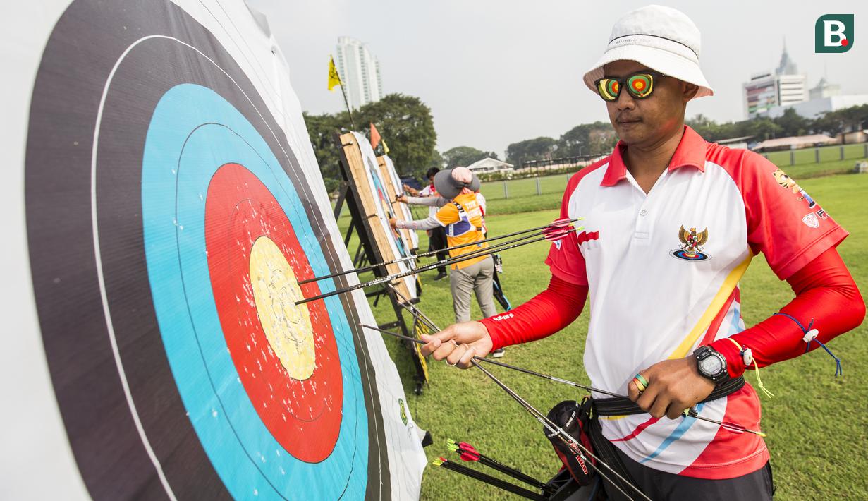 Pepanah Indonesia, Riau Ega, saat pemusatan latihan jelang Asian Games XVIII di Lapangan Panahan Senayan, Jakarta, Rabu (6/6/2018). Cabang panahan menargetkan satu medali emas pada Asian Games. (Bola.com/Vitalis Yogi Trisna)