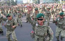 Baret hijau goyang 'flashmob' di Bundaran HI