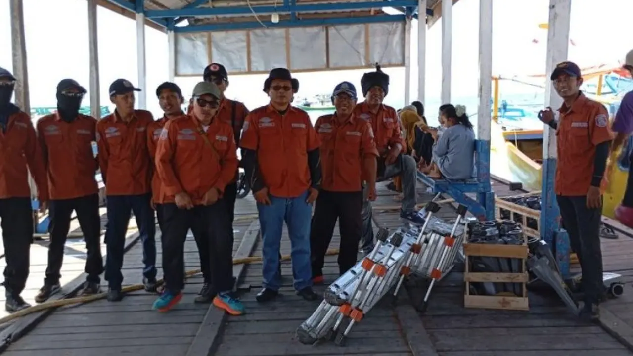 Petugas Unit Pelaksana Teknis Penerangan Jalan Umum Dinas Perhubungan saat bersiap memasang lampu solar cell untuk penerangan di Pulau Barrang Lompo, Makassar.
