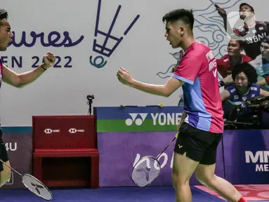 Ganda putra Indonesia Pramudya Kusumawardana/Yeremia Rambitan berselebrasi usai memasukan poin saat bertanding melawan Ben Lane/Sean Vendy dari Inggris dalam Indonesia Open 2022 di Istora Senayan, Jakarta, Rabu (15/6/2022). Pramudya Kusumawardana/Yeremia Rambitan menang dengan skor 21-19, 21-15. (Liputan6.com/Faizal Fanani)