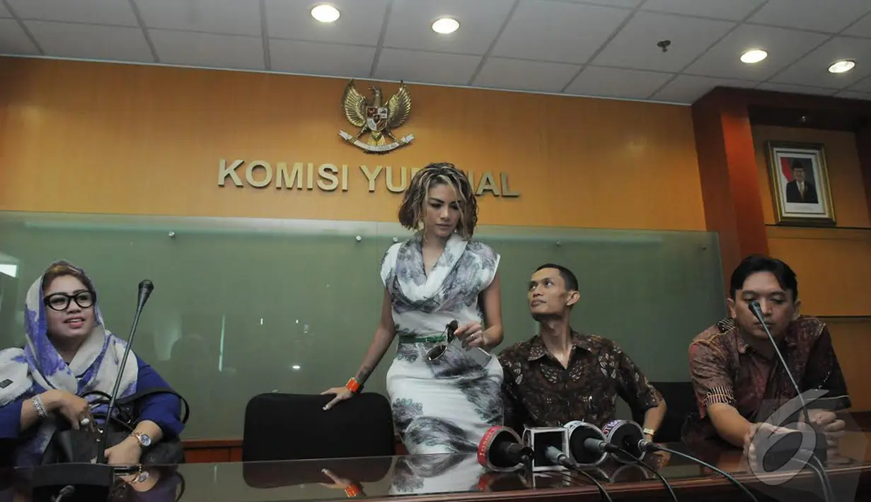 Komisi Yudisial memanggil Nikita Mirzani terkait perilakunya yang memakai pakaian seronok saat menjalani sidang cerai diri nya, Jakarta Pusat, Kamis (18/12/2014). (Liputan6.com/Herman Zakharia)