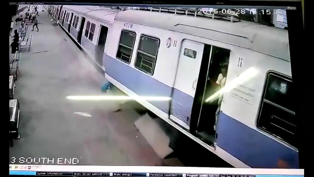 Rekaman CCTV Terkait Kecelakaan Kereta di India 