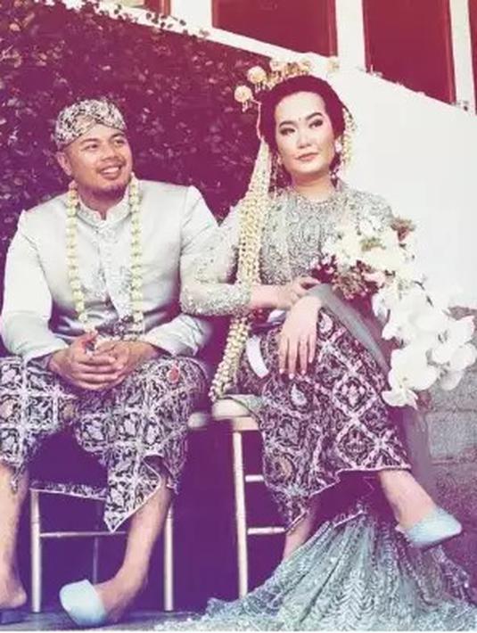 Keduanya tampak serasi dengan mengenakan balutan busana bernuansa hijau sage. (Instagram/@nicky_astria_real)